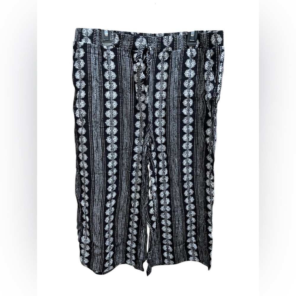Westport Women’s Capri Pants Size: L Black & White Print